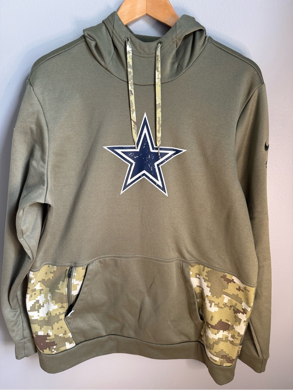Nike Dallas Cowboys 2022 Salute to Service Therma Hoodie Camo Olive Large